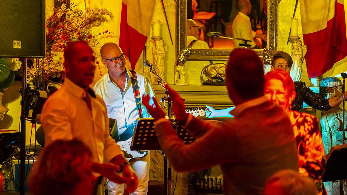 overijssel-coverband-bruiloftband-feestband-bruiloftsfeest-huwelijksfeest-verjaardag-feest-muziek-duo-trio-crossroads-foto2